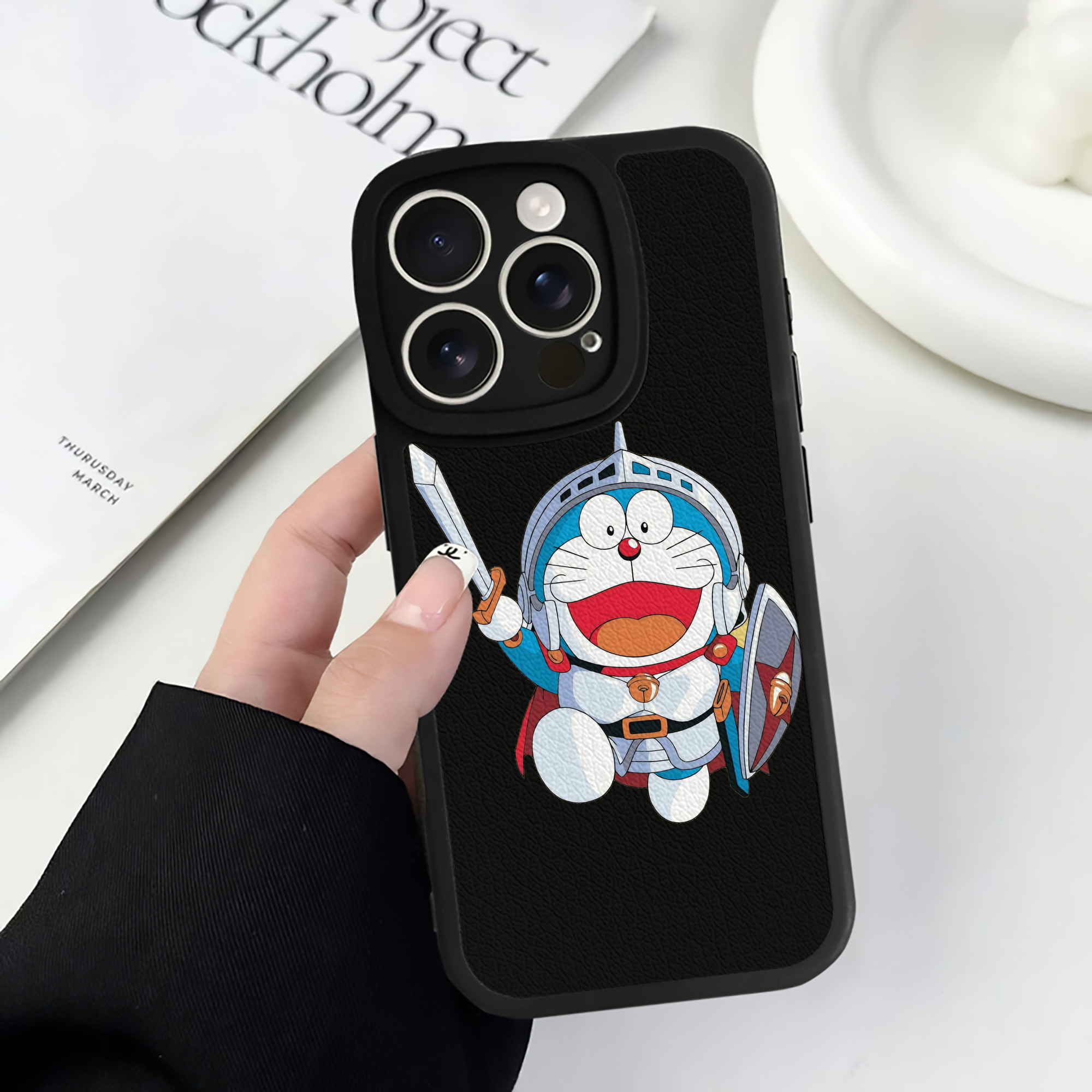 （画像用） ドラえもん Doraemon 【iPhone 16シリーズ対応】シリコンスマホケース（レザー調） 材質：シリコン